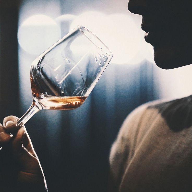 how to taste wine - sniff the wine